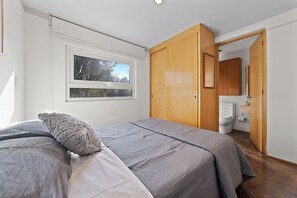 Apartamento ejecutivo, balcón, vistas a la ciudad | 2 dormitorios, cortinas opacas, sistema de insonorización