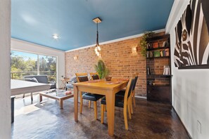 Apartamento ejecutivo, balcón, vistas a la ciudad | Sala de estar