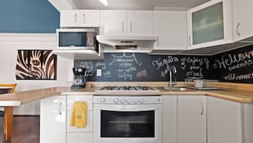 Departamento ejecutivo, balcón, vista a la ciudad | Cocina privada