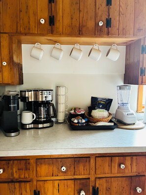 Fridge, microwave, oven, stovetop - Charming Farmhouse 10 acres near Snow Trails (Galion)