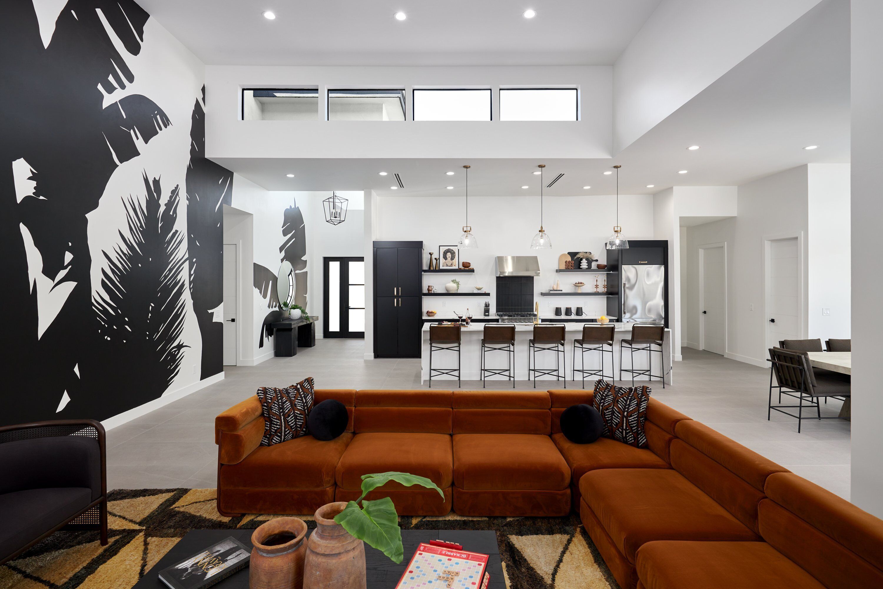 Smart TV, chimenea y libros 