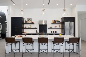 ثلاجة، ميكروويف، فرن، موقد طهي مسطح