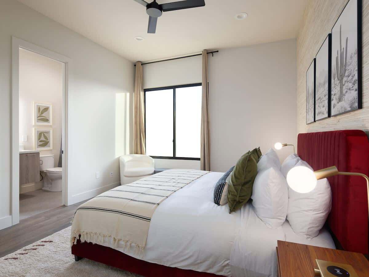 10 Schlafzimmer, Schreibtisch, Bügeleisen/Bügelbrett, Reisekinderbett