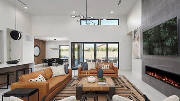 Smart-tv, eldstad och böcker