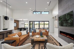 Älytelevisio, takka, kirjoja