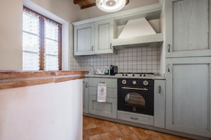 Fridge, oven, stovetop, coffee/tea maker