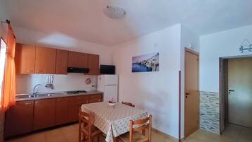 Kühlschrank, Herdplatte, Wasserkocher mit Kaffee-/Teezubehör