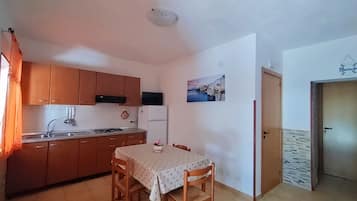 Fridge, stovetop, coffee/tea maker, cookware/dishes/utensils