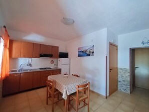 Frigorifero, piano cottura, macchina per tè/caffè