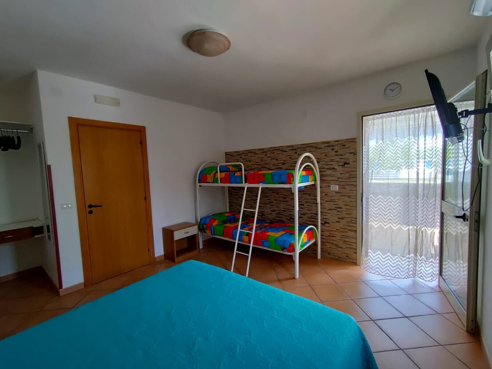 1 bedroom, bed sheets