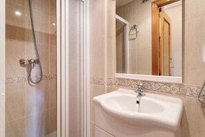 Een douche, een haardroger, handdoeken