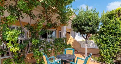 Apartment 'Pretty Bungalow' with Mountain View, Wi-Fi and Air Conditioning