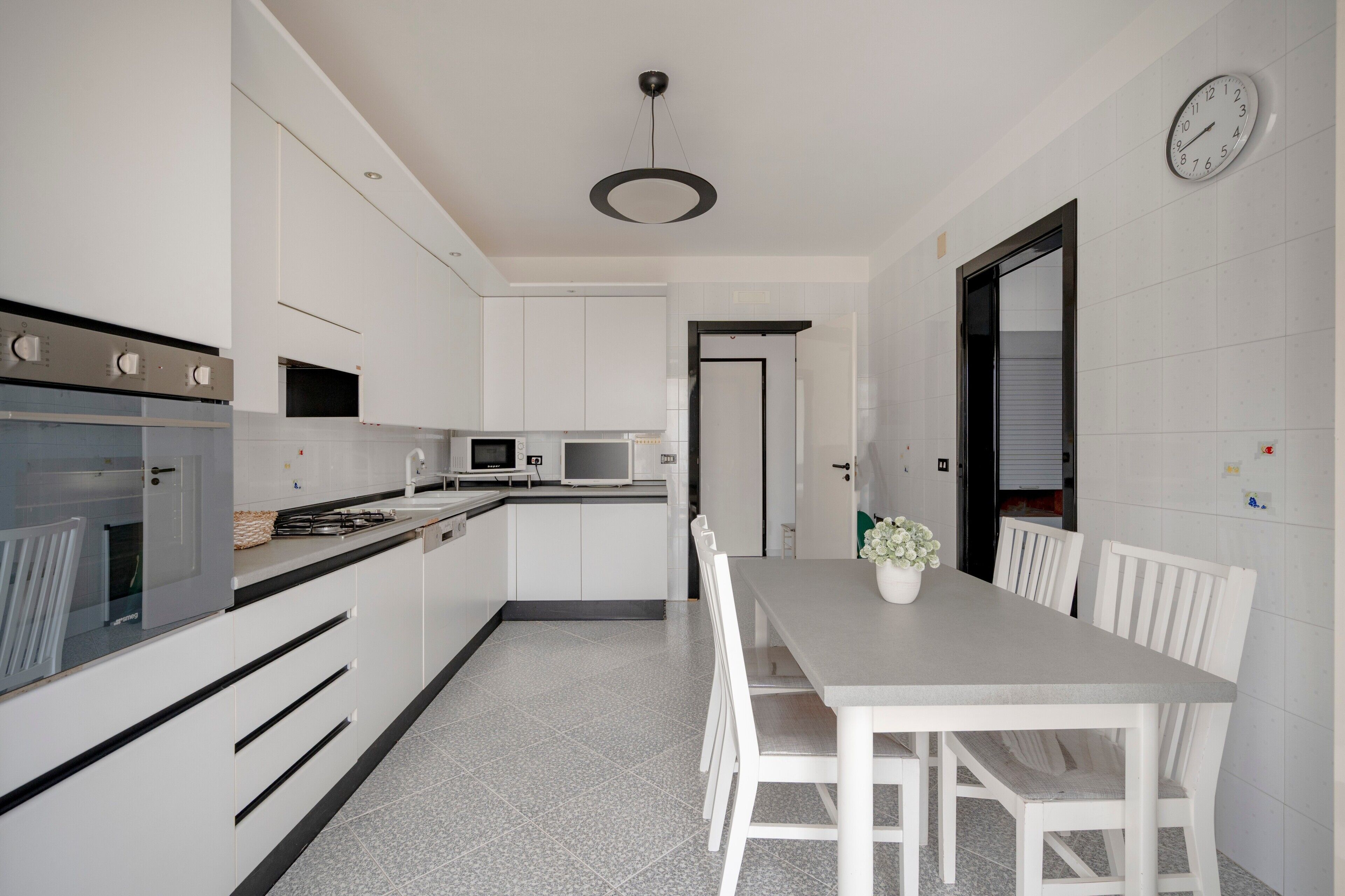 冷蔵庫、食器洗い機、コーヒー / ティーメーカー、調理器具と食器