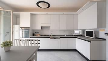 Kühlschrank, Geschirrspüler, Wasserkocher mit Kaffee-/Teezubehör