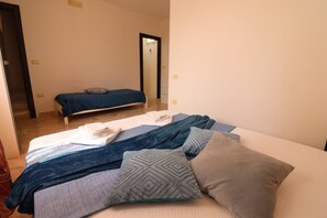 1 dormitorio, tabla de planchar con plancha, wifi gratis y ropa de cama
