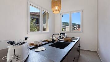 Kjøleskap, mikrobølgeovn, ovn og kokeplater