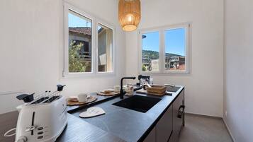 Kühlschrank, Mikrowelle, Ofen, Herdplatte