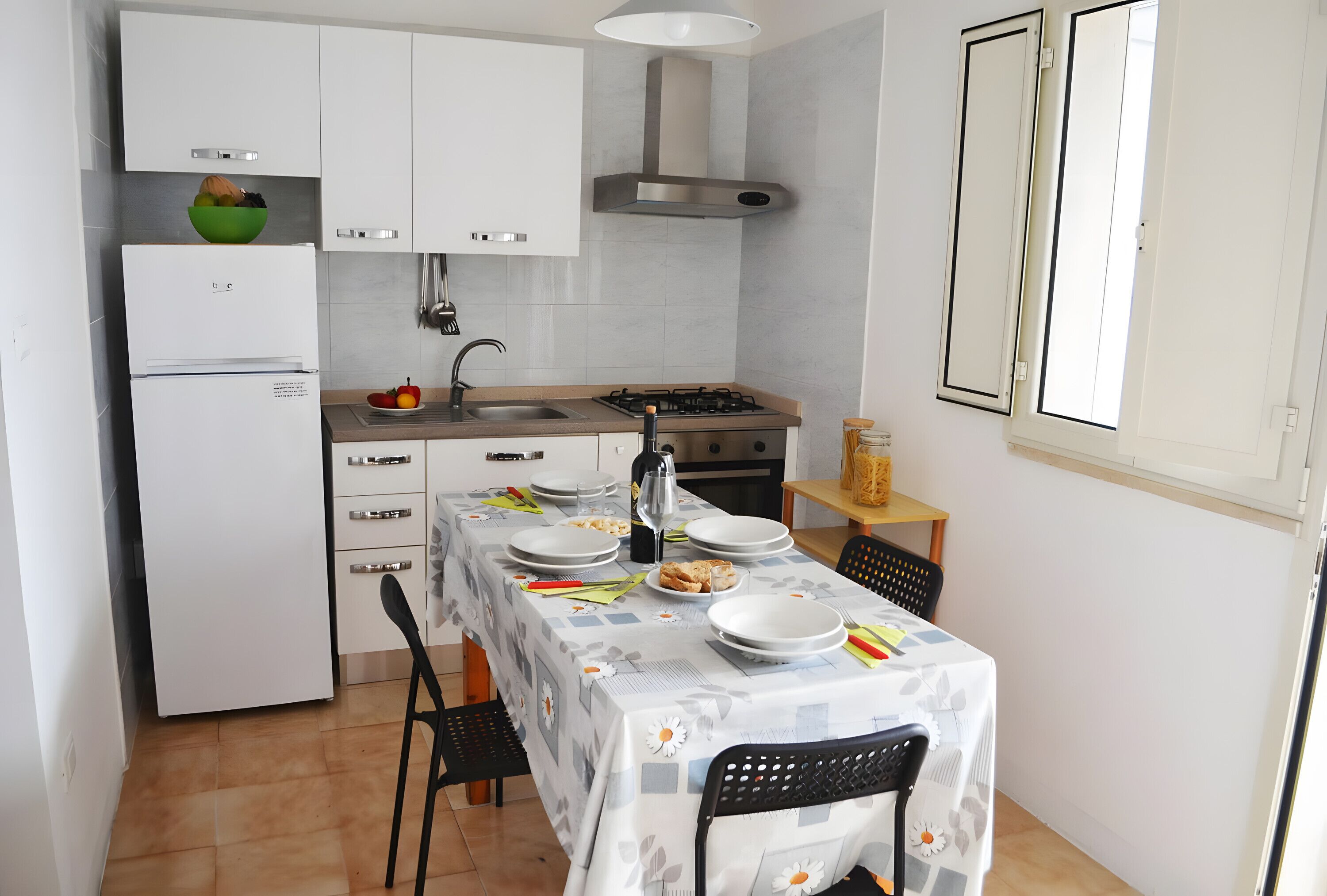 Réfrigérateur, four, batterie de cuisine, vaisselle et ustensiles