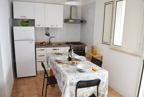 Kühlschrank, Ofen, Kochgeschirr/Geschirr/Besteck