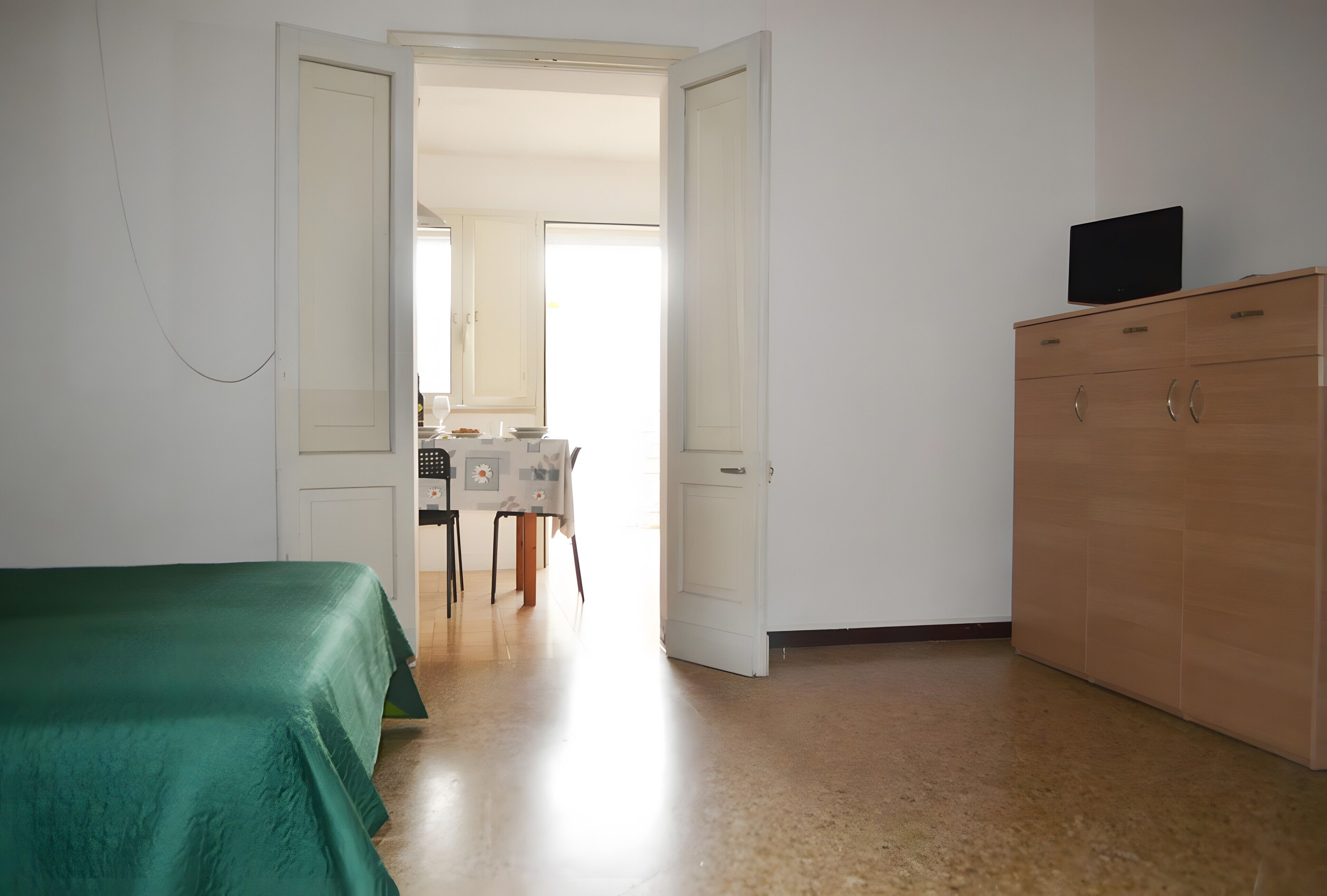 Una habitación con cama, escritorio y armario.