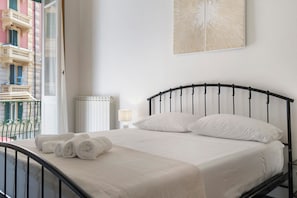 2 bedrooms, iron/ironing board, free WiFi, bed sheets - Cruise Apartment with Private Terrace, Balcony, and Wi-Fi (Savona)