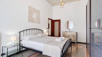 2 bedrooms, iron/ironing board, WiFi (free), bed sheets