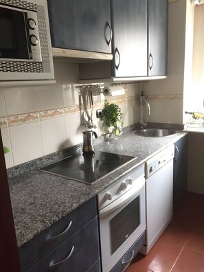 Frigorifero, microonde, forno, piano cottura