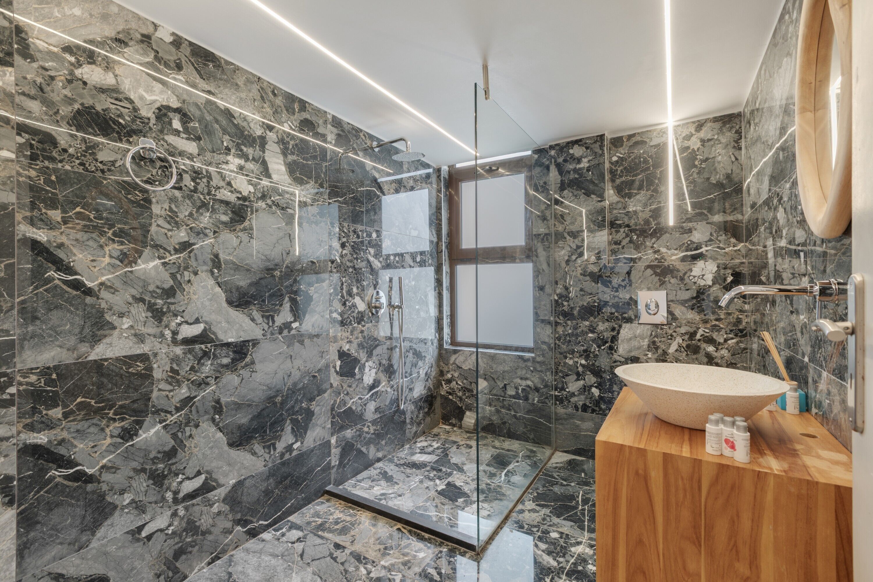 Dusche, Haartrockner, Handtücher