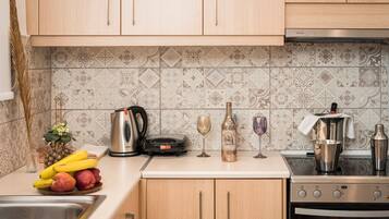 Jääkaappi, mikroaaltouuni, uuni, liesi