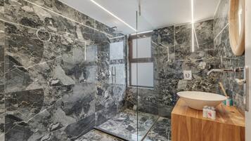 Ducha, secador de pelo, toallas