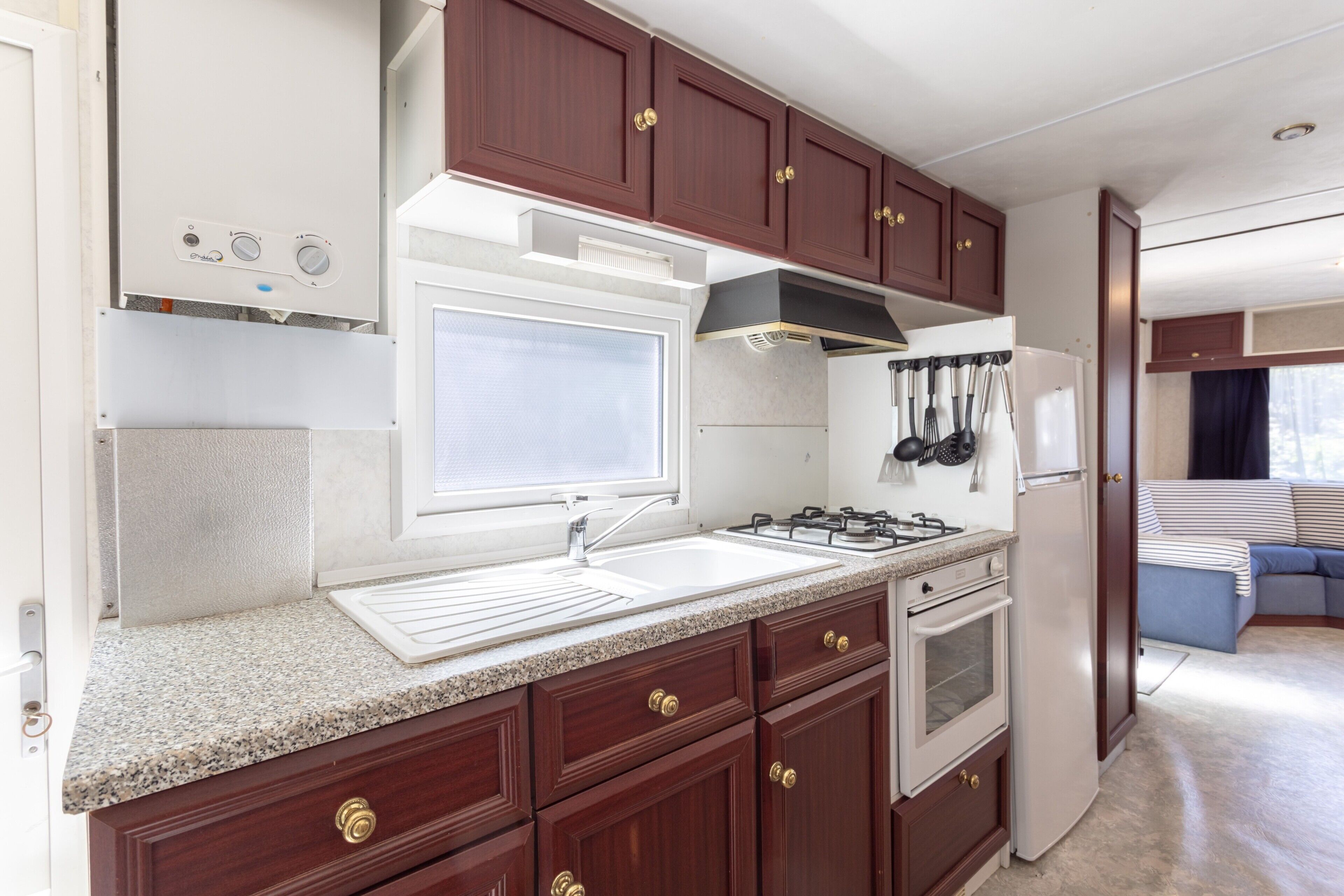 Frigorífico, microondas, horno y placa de cocina