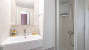 Shower, free toiletries
