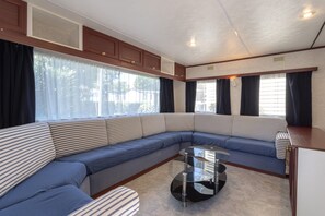Televisión, reproductor de DVD y tenis de mesa 