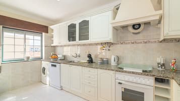 Køleskab, mikrobølgeovn, ovn, kogeplade