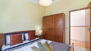 3 slaapkamers, een strijkplank/strijkijzer, gratis wifi, beddengoed
