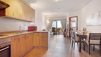 Frigorífico, microondas, horno y placa de cocina