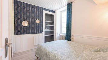 1 bedroom, bed sheets