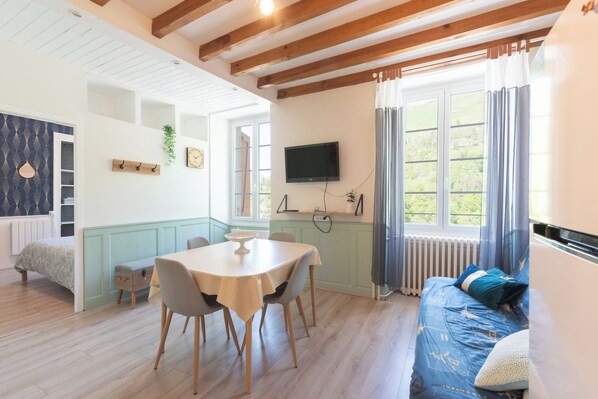 1 bedroom, bed sheets