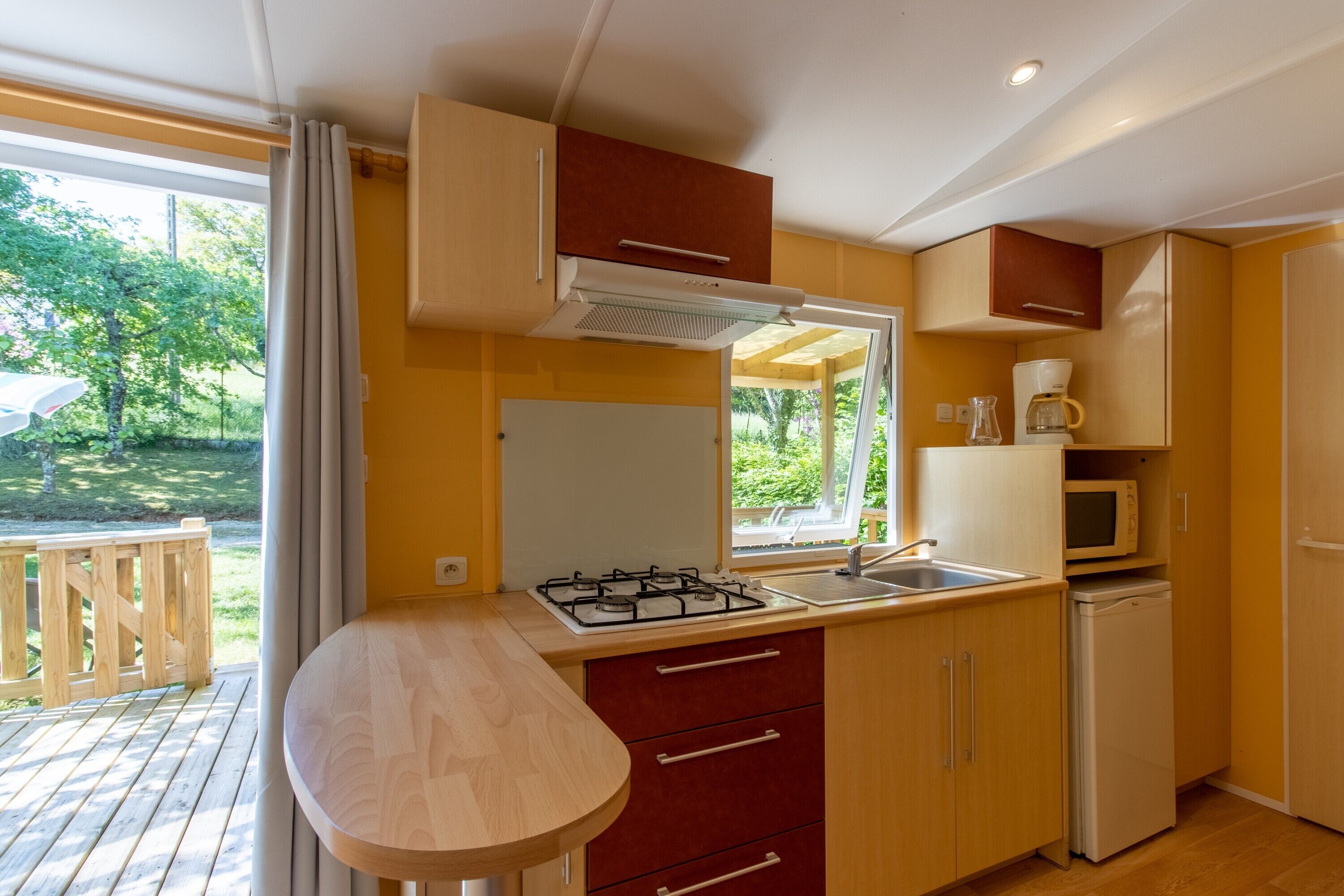 Frigorífico, microondas, placa de cocina y cafetera o tetera