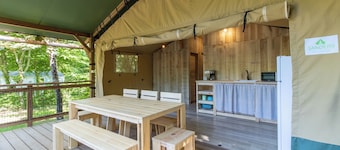 Caravan 'Lodge 8 Personnes' with Shared Pool, Private Terrace and Wi-Fi