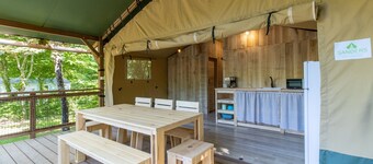 Caravan 'Lodge 8 Personnes' with Shared Pool, Private Terrace and Wi-Fi