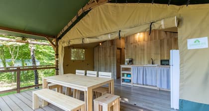 Caravan 'Lodge 8 Personnes' with Shared Pool, Private Terrace and Wi-Fi