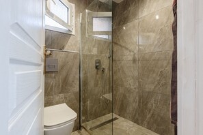 Shower, free toiletries, hair dryer, towels