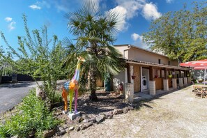 Property grounds - Caravan 'Tente Lodge' with Shared Pool, Private Terrace and Wi-Fi (Saint-Martial-de-Nabirat)