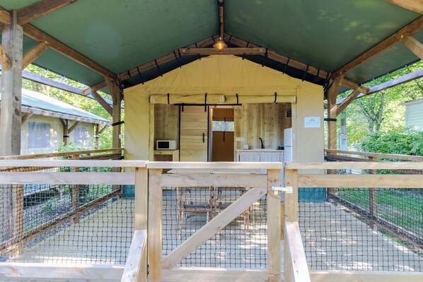 Outdoor dining - Caravan 'Tente Lodge' with Shared Pool, Private Terrace and Wi-Fi (Saint-Martial-de-Nabirat)