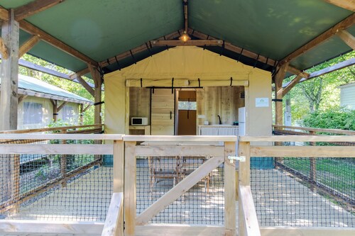 Caravan 'Tente Lodge' with Shared Pool, Private Terrace and Wi-Fi