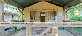 Caravan 'Tente Lodge' with Shared Pool, Private Terrace and Wi-Fi