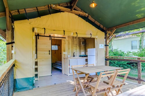 Caravan 'Tente Lodge' with Shared Pool, Private Terrace and Wi-Fi