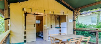 Caravan 'Tente Lodge' with Shared Pool, Private Terrace and Wi-Fi