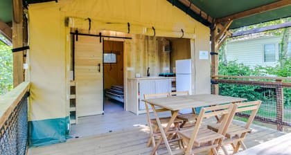Caravan 'Tente Lodge' with Shared Pool, Private Terrace and Wi-Fi